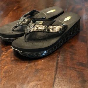 Volatile flip flops black